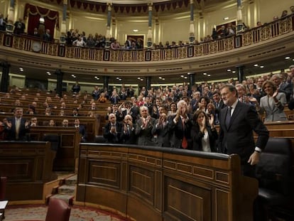 Los diputados aplauden a Mariano Rajoy, tras ser investido presidente.