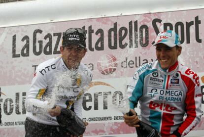 Goss, a la izquierda, celebra el triunfo en la San Remo junto a Gilbert