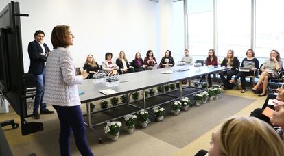 Pilar López, presidenta de Microsoft España, durante una jornada que reunió ayer en su sede a mujeres emprendedoras, directivas, políticas y periodistas.
