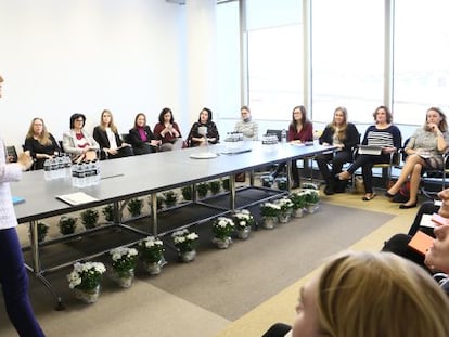 Pilar L&oacute;pez, presidenta de Microsoft Espa&ntilde;a, durante una jornada que reuni&oacute; ayer en su sede a mujeres emprendedoras, directivas, pol&iacute;ticas y periodistas.