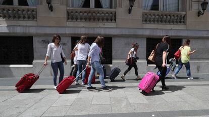Un grupo de turistas va hacia el hotel en el que se hospedan.