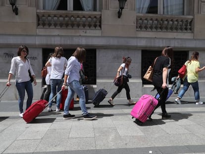 Un grupo de turistas va hacia el hotel en el que se hospedan.