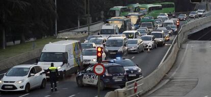 Agentes de la Policía municipal de Madrid, levantando una restricción del tráfico.