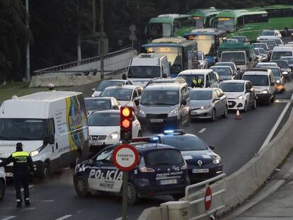 Agentes de la Policía municipal de Madrid, levantando una restricción del tráfico.