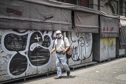 Puestos de comercio informal en el centro de la Ciudad de México permanecen cerrados por las medidas sanitarias implementas por el Gobierno.