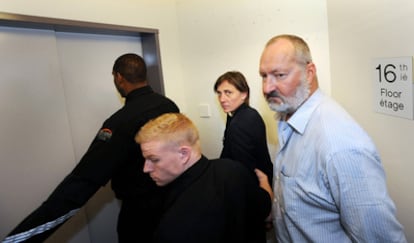 Randy Quaid y su mujer, Evi, el 22 de octubre de 2010 en la comisaría canadiense donde fueron detenidos