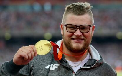 Pawel Fajdek, campe&oacute;n del mundo de lanzamiento de martillo, exhibe su oro.