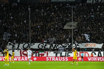 Hinchas del PAOK protestan contra el genocidio de Gaza en el partido de la Liga Europa ante el Maccabi
