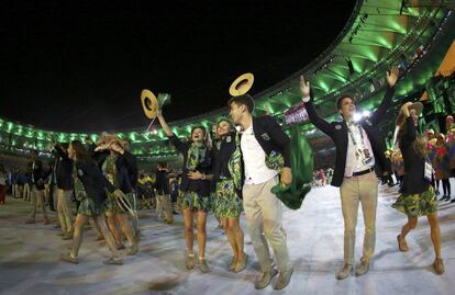 La delegación de Brasil llega al estadio de Maracaná aclamados por el público.