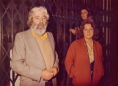 La pintora Isabel Villar junto a su marido Eduardo Sanz en un cuadro sin fecha del artista.