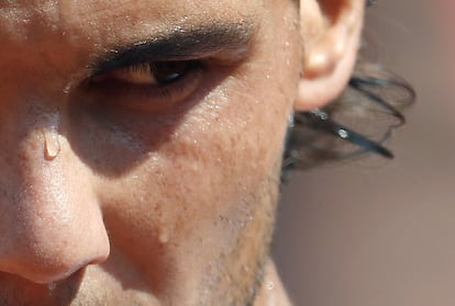 Una gota de sudor recorre la frente de Nadal durante el partido contra el japonés Nishikori Kei, en el torneo de Roland Garros celebrado en París, el 3 de junio de 2013.