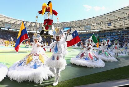 Duplas de porta-bandeira e mestre-sala representam os países que participaram desta Copa.