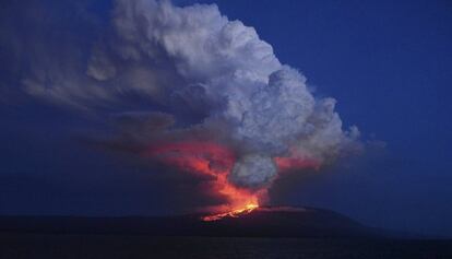 El volcán 'Wolf', ubicado en las islas Galápagos, ha entrado en erupción en la madrugada de este lunes.