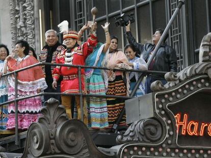 Un grupo de seminolas celebra desde la marquesina del Hard Rock Cafe en Times Square de Nueva York la adquisici&oacute;n de la cadena en 2006. 