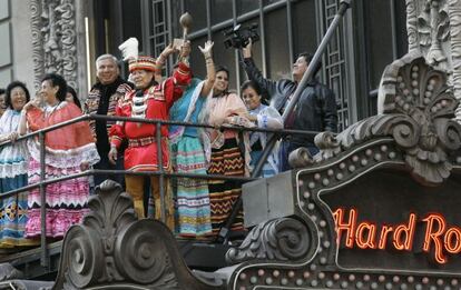 Un grupo de seminolas celebra desde la marquesina del Hard Rock Cafe en Times Square de Nueva York la adquisición de la cadena en 2006.