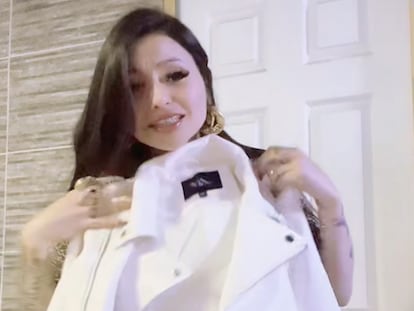 Sabrina Durán Montero, conocida en TikTok como Juakina Gusman, muestra una prenda de ropa en uno de sus vídeos.