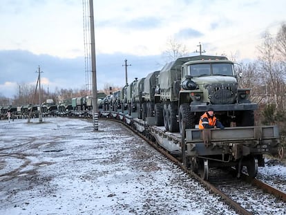 Transporte de vehículos militares rusos este martes para hacer maniobras en Bielorrusia, país fronterizo con Ucrania.