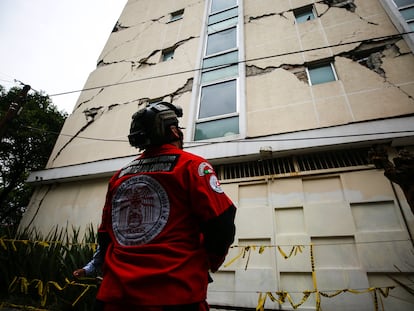 Un rescatista observa un edificio dañado tras el sismo del 19 de septiembre de 2017, en Ciudad de México.
