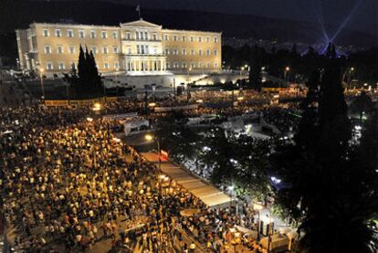 Miles de personas protestan ante el Parlamento griego en Atenas, la pasada semana, contra las medidas de ajuste del Gobierno.