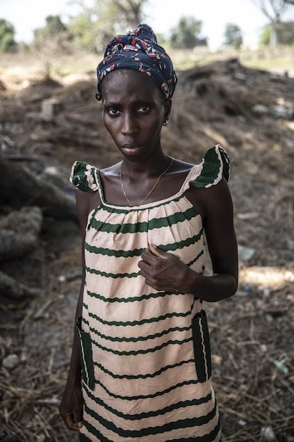 Augusta Halam, de 30 años y madre de dos hijos con un tercero en camino, forma parte del comité de saneamiento de Bindur Dugál. "Cuando los niños tienen diarrea, tenemos que ir a Mansoa (la ciudad más cercana), y si la carretera está mal o no hay una moto disponible, tenemos que ir a pie", comenta.