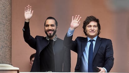 Nayib Bukele y Javier Milei saludan desde un balcón de la Casa Rosada durante una visita oficial del presidente salvadoreño a Argentina, en septiembre de 2024. 