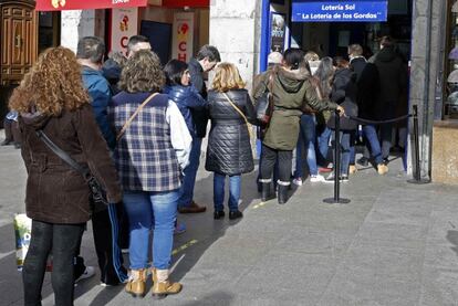 Los últimos rezagados hacen cola en el Sol para adquirir su décimo.