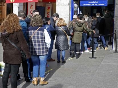 Los últimos rezagados hacen cola en el Sol para adquirir su décimo.