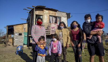 Una de las familias beneficiadas por el reparto de comida y de kits contra la covid-19.