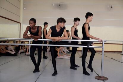 Estudiantes de ballet asisten a una clase práctica, en la Escuela Nacional de Ballet, en la Habana.