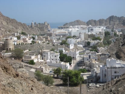 Vista de Mascate, la capital de Omán, con el antiguo fuerte portugués y el palacio del sultán al fondo.