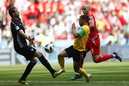 Eden Hazard (centro) lanza el balón para marcar el cuarto gol de Bélgica.