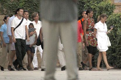 Michelle Obama (segunda por la derecha), sale de la Alhambra, ayer en Granada.