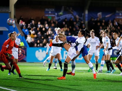 Sophie Ingle remata de cabeza para marcar gol ante el Madrid.