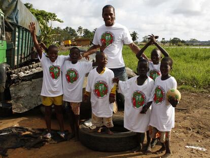 Didier Drogba posa con unos niños de su fundación, en Costa de Marfil.