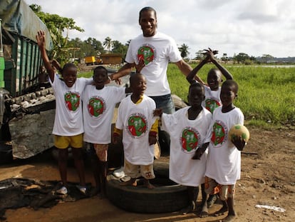 Didier Drogba, en uno de los proyectos de su fundaci&oacute;n.