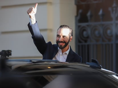 Nayib Bukele tras recibir las credenciales del Tribunal Supremo Electoral que certifican su reelección, en San Salvador, en febrero de 2024.