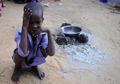 Un niño somalí se sienta en un campamento improvisado en el área de Garasbaley, en las afueras de la capital de Somalia, Mogadiscio.