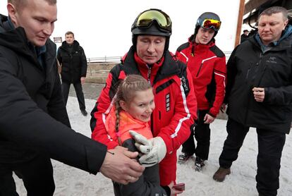 Una niña saluda al presidente ruso, Vladimir Putin, este miércoles.