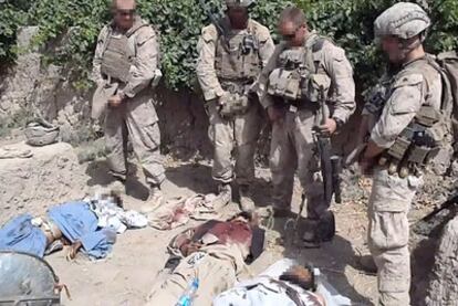 Captura del vídeo en el que supuestamente cuatro soldados de EE UU orinan sobre cadáveres de afganos.
