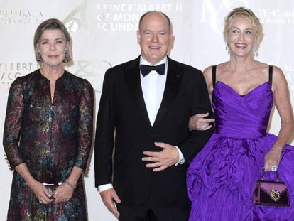 Carolina de Mónaco con el príncipe Alberto y la actriz Sharon Stone, en una gala benéfica celebrada en Mónaco el 23 de septiembre de 2021.