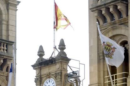 La bandera española rota en el Ayuntamiento Donostiarra, que el Gobierno pidió cambiar.