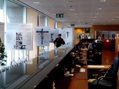 Los trabajadores de la delegación de la Xunta en Vigo junto a los carteles de la exposición