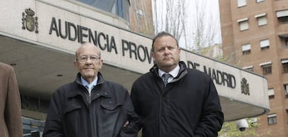 Los doctores Simón Viñals y su hijo Carlos, a la salida de la Audiencia Provincial el 29 de marzo.