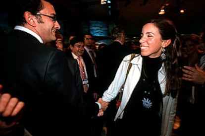 Alejandro Agag Longo saluda a su novia, Ana Aznar Botella, en los pasillos del XIV Congreso del PP.