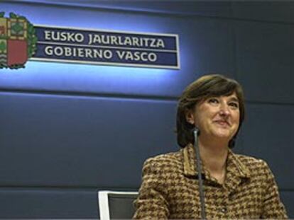 La <i>vicelehendakari</i>, Idoia Zenarruzabeitia, durante la rueda de prensa en la sede del Gobierno vasco.