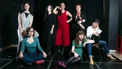 De izquierda a derecha, de pie, las dramaturgas Lucía Carballal, Denise Despeyroux, Carolina África y Laila Ripoll. Sentadas, Lucía Miranda, María Velasco y Carolina Román.