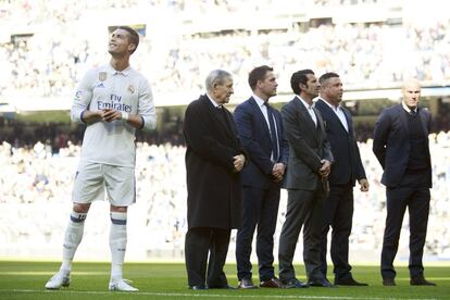 Cristiano Ronaldo mira la afición ante Raymond Kopa, Michael Owen, Luis Figo, Ronaldo Nazario y Zinedine Zidane, que también ganaron un Balón de Oro con la camiseta del Madrid. Cannavaro y Kaká enviaron un vídeo-mensaje.  