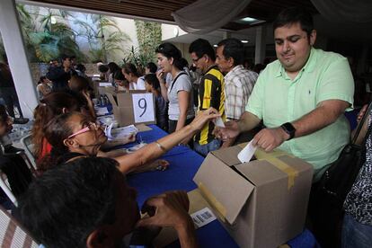 Un grupo de personas participa en la votaci&oacute;n de las primarias de la alianza Mesa de la Unidad Democr&aacute;tica (MUD) este domingo.