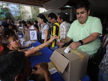 Un grupo de personas participa en la votaci&oacute;n de las primarias de la alianza Mesa de la Unidad Democr&aacute;tica (MUD) este domingo.