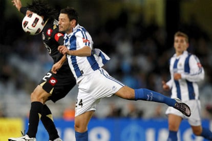 El centrocampista del Deportivo, Juan Rodríguez, y el defensa de la Real Sociedad, Alberto De la Bella, pugnan por el balón.